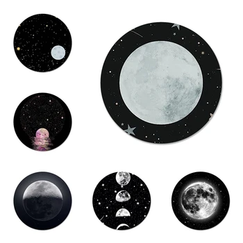  58 мм Черен с Бяла Луна Звезди Космически Икона Брошка на Жени Аксесоари За Дрехи Раница Украса на подарък
