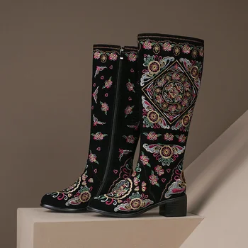  Дамски обувки; Нови Зимни дамски модерни обувки; Сватбени модни ботуши до коляното с бродерия в бохемски стил от волска кожа, велур; Топли обувки на висок ток