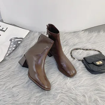  Дамски обувки; дамски обувки в британския стил; сезон пролет-есен; колекция 2022 г.; фини обувки с квадратни пръсти на Дебелите ток; червени Къси Ботуши на Тънък Висок ток