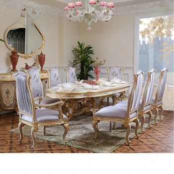  Пълен комплект дървени столове на масата за хранене, изрязани от златно фолио, в луксозна трапезария